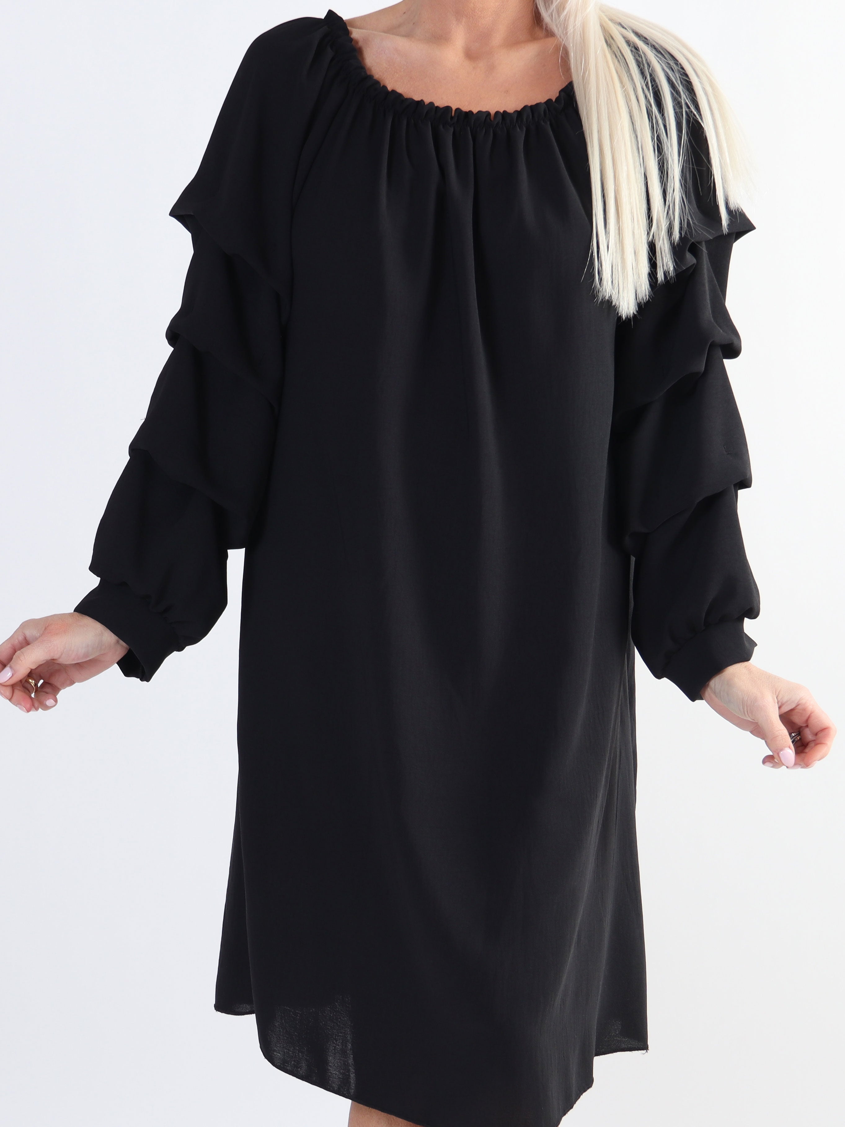 Joanna - Plus size kjole i viskose med rynk på ærmerne